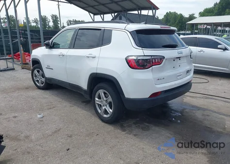 2024 Jeep Compass Latitude 4X4 z USA, uszkodzony, nr VIN 3C4NJDBN4RT103506